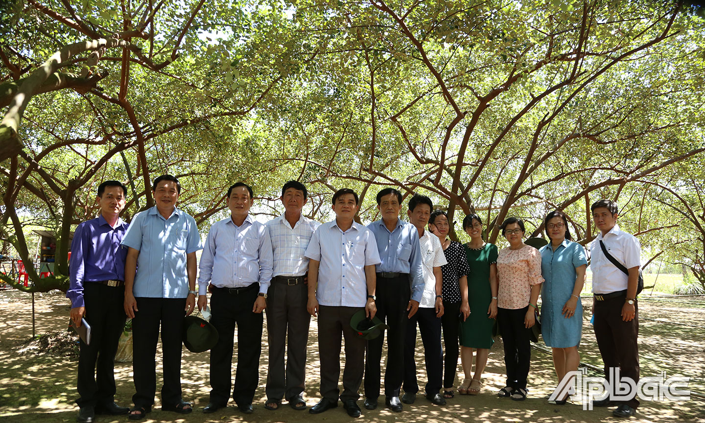 Đoàn chụp ảnh lưu niệm tại vườn táo.