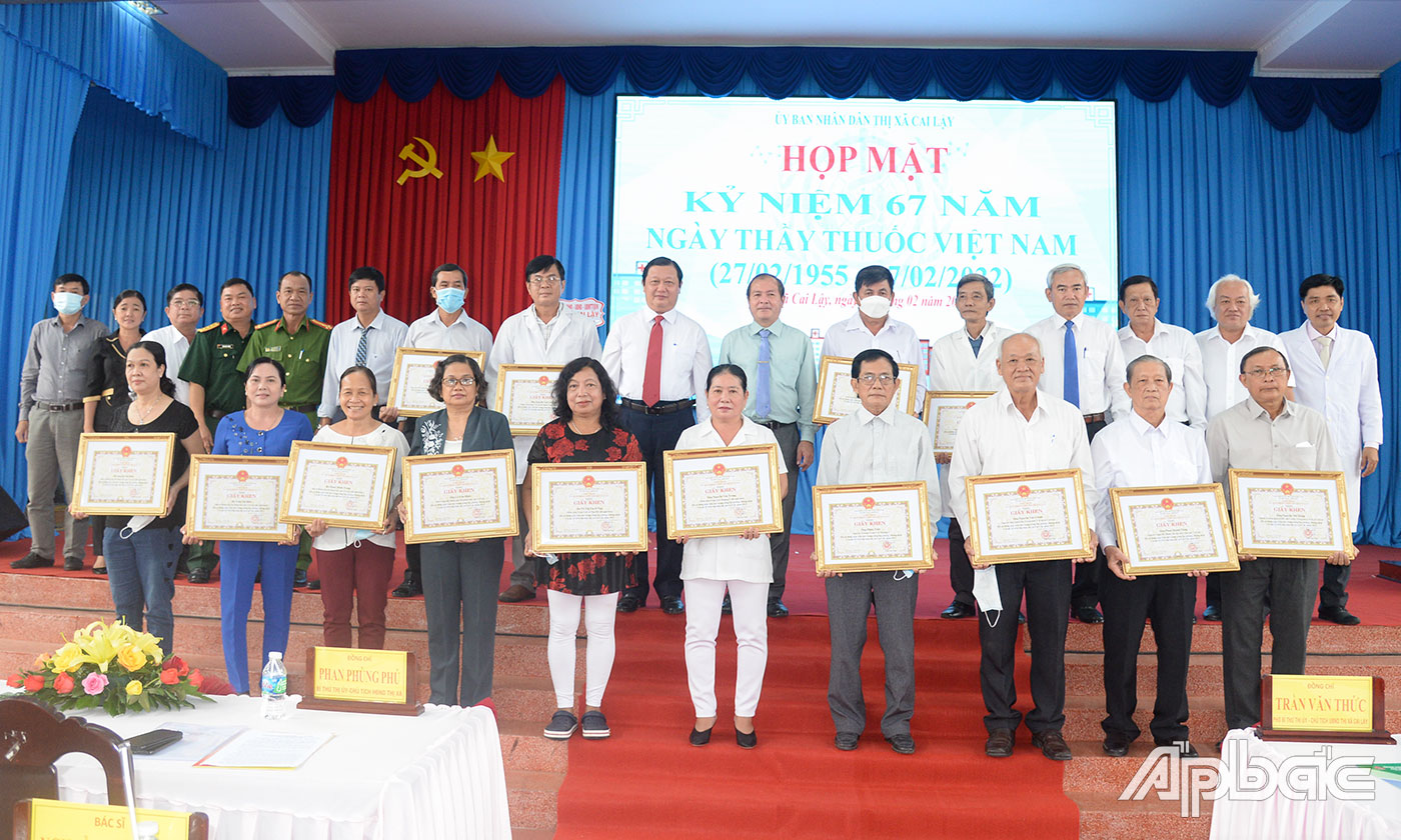 TX. Cai Lậy tuyên dương các y, bác sĩ về hưu tham gia công tác phòng, chống dịch Covid-19 trên địa bàn thị xã.