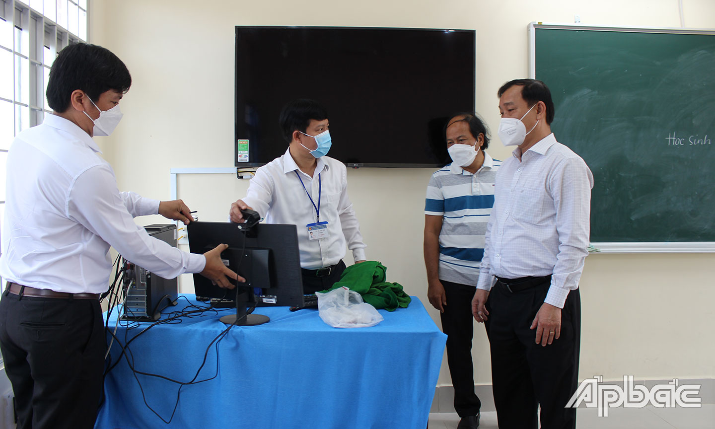 Việc mở cửa lại trường học nhận được sự quan tâm, chỉ đạo sâu sát từ các cấp lãnh đạo tỉnh Tiền Giang. Trong ảnh: Chủ tịch UBND tỉnh Tiền Giang  Nguyễn Văn Vĩnh (bìa phải) kiểm tra, khảo sát tình hình cho học sinh trở lại trường ở Trường THCS Phường 3, TX. Gò Công. 