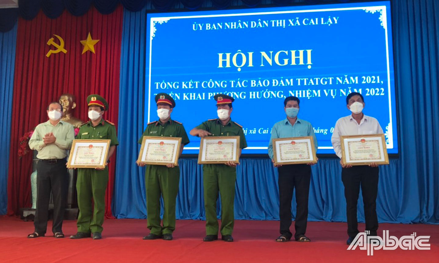 Chủ tịch UBND, Trưởng Ban ATGT TX. Cai Lậy Trần Văn Thức trao tặng Giấy khen cho các tập thể,  cá nhân có thành tích bảo đảm trật tự ATGT năm 2021 vào chiều ngày 25-2-2022.