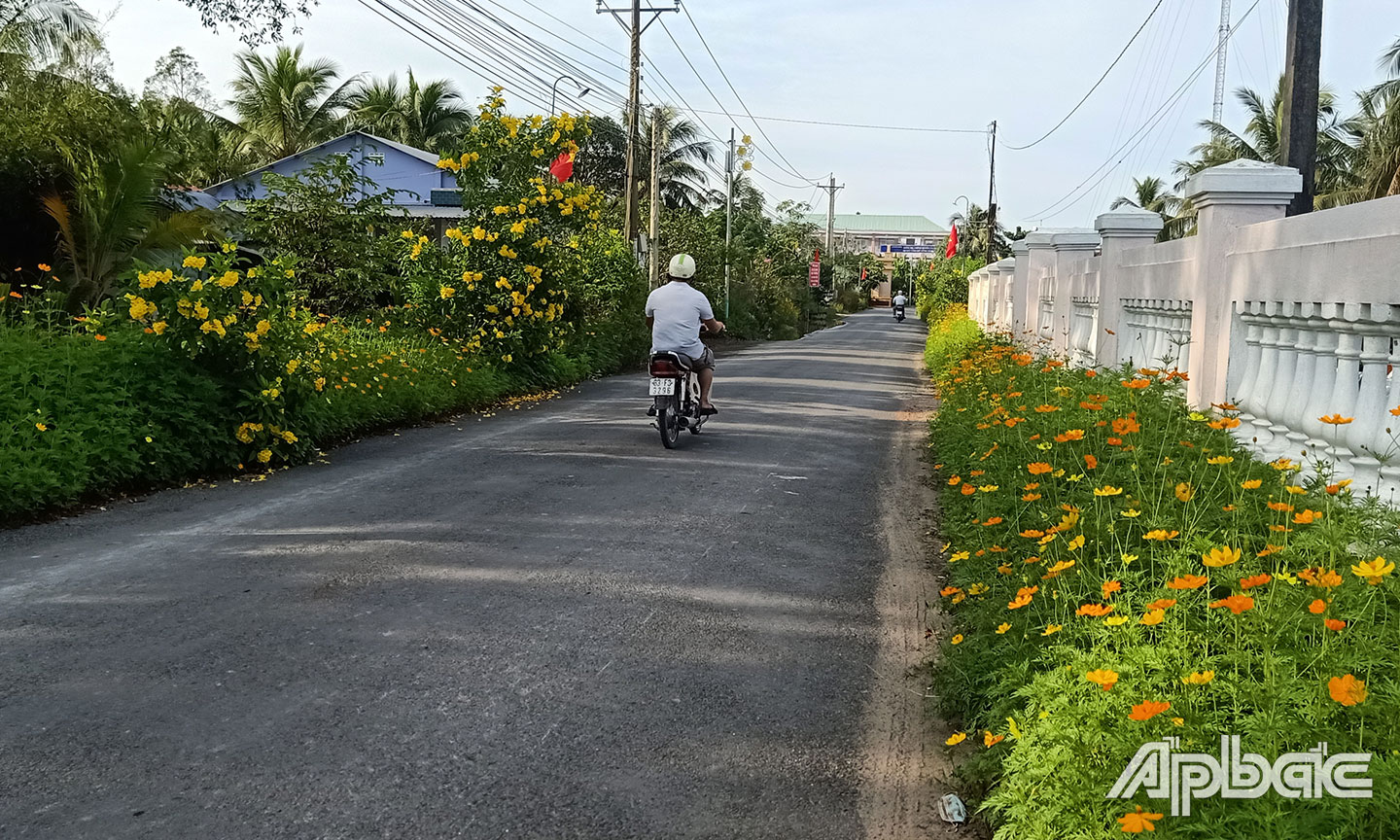 Người dân xã Xuân Đông chấp hành nghiêm pháp luật giao thông khi tham gia giao thông.