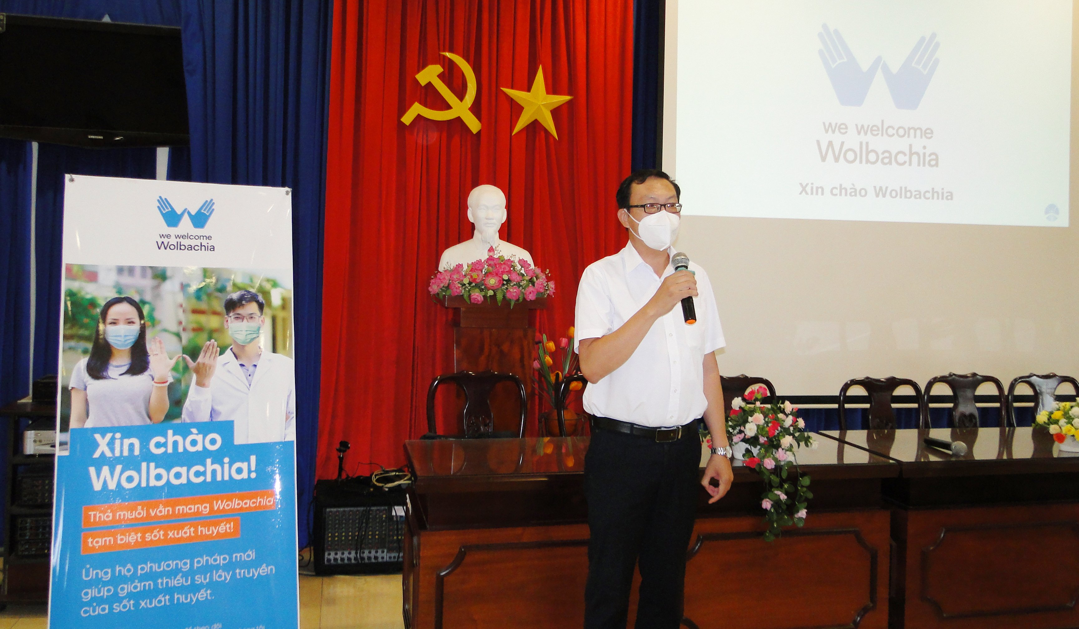 ThS. BS. Lương Chấn Quang giới thiệu hoạt động của Dự án Wolbachia tại TP. Mỹ Tho. 