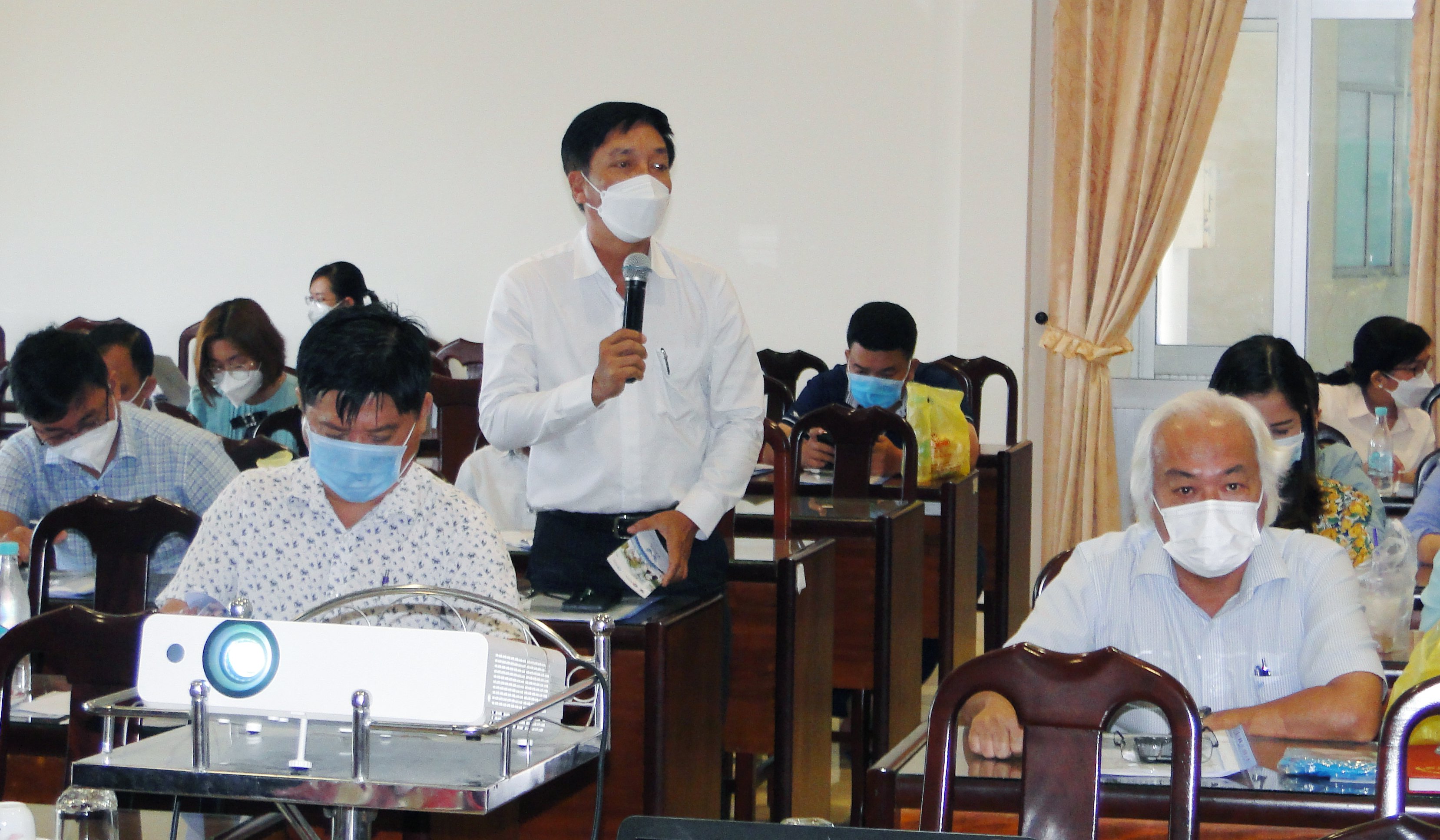 Đại biểu đặt câu hỏi liên quan đến công tác triển khai và thực hiện dự án