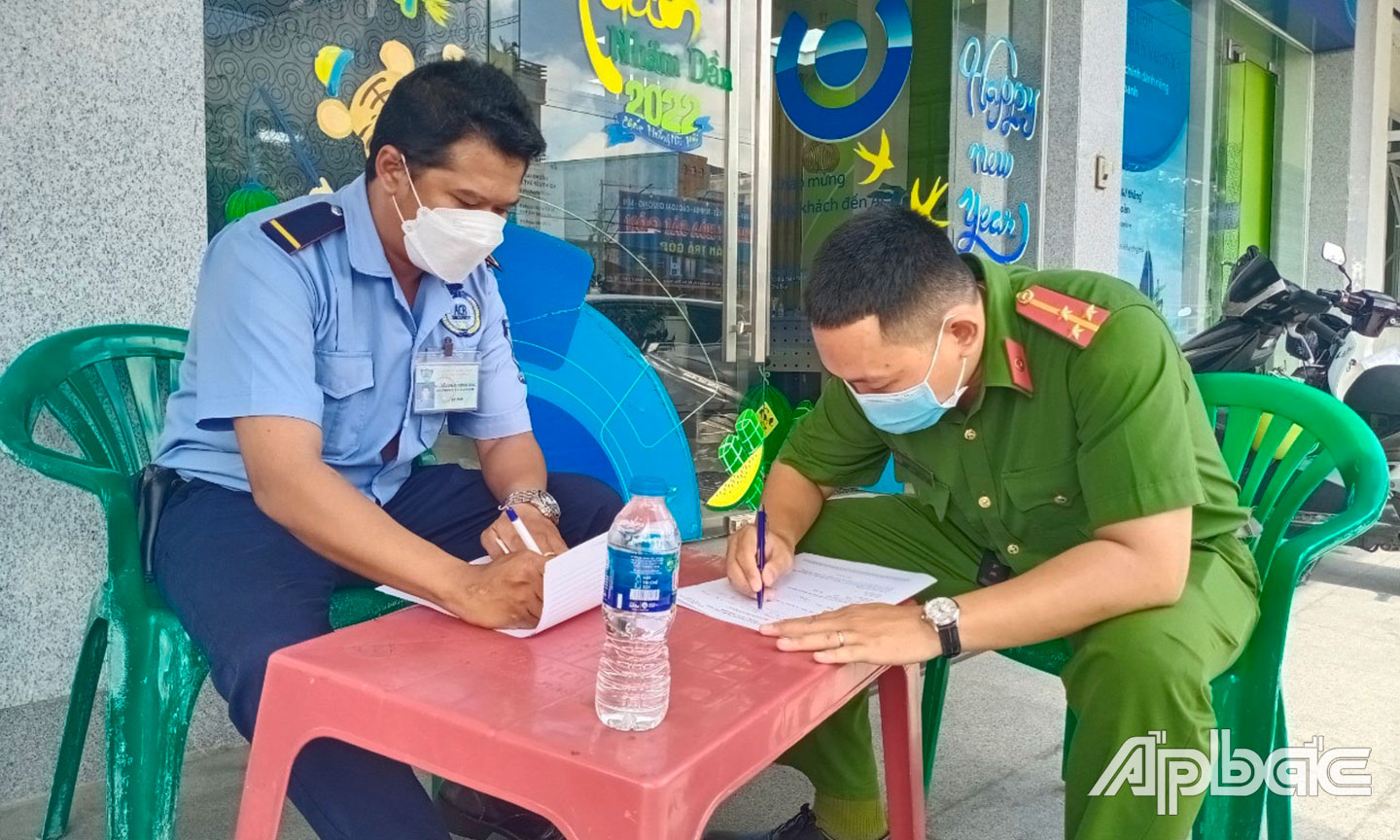Lập tức cơ quan Công an có mặt hiện trường để điều tra. (Bảo vệ ngân hàng trao đổi với cơ quan chức năng).