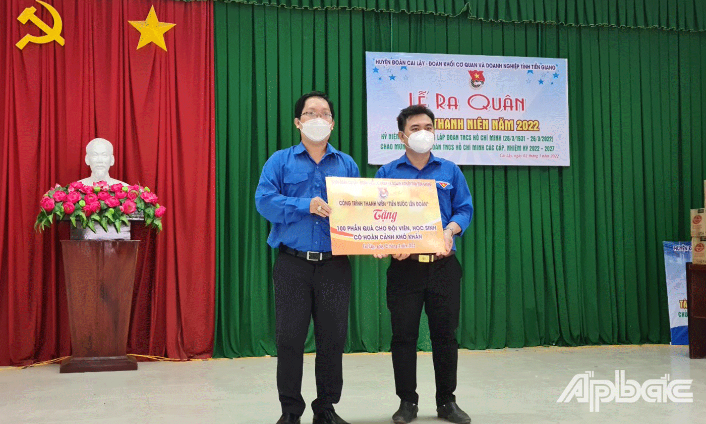 tặng 100 phần quà công trình thanh niên “Tiến bước lên Đoàn” cho học sinh có hoàn cảnh khó khăn