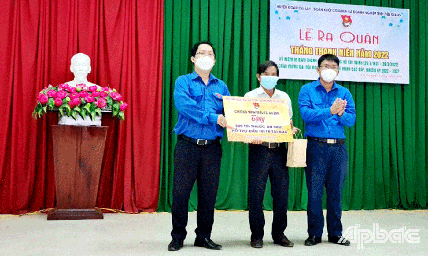 tặng 200 phần thuốc điều trị F0 tại nhà cho Trạm Y tế xã Ngũ Hiệp, huyện Cai Lậy