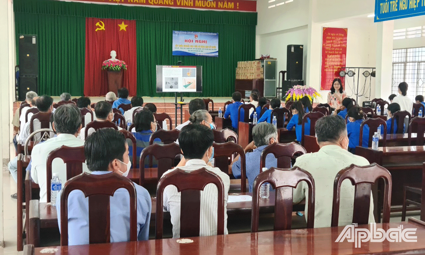 Tổ chức tập huấn chuyển giao khoa học kỹ thuật chăm sóc sầu riêng và vú sữa thích nghi với điều kiện biến đổi khí hậu cho cán bộ Đoàn, Đoàn viên, thanh niên và nhân dân.