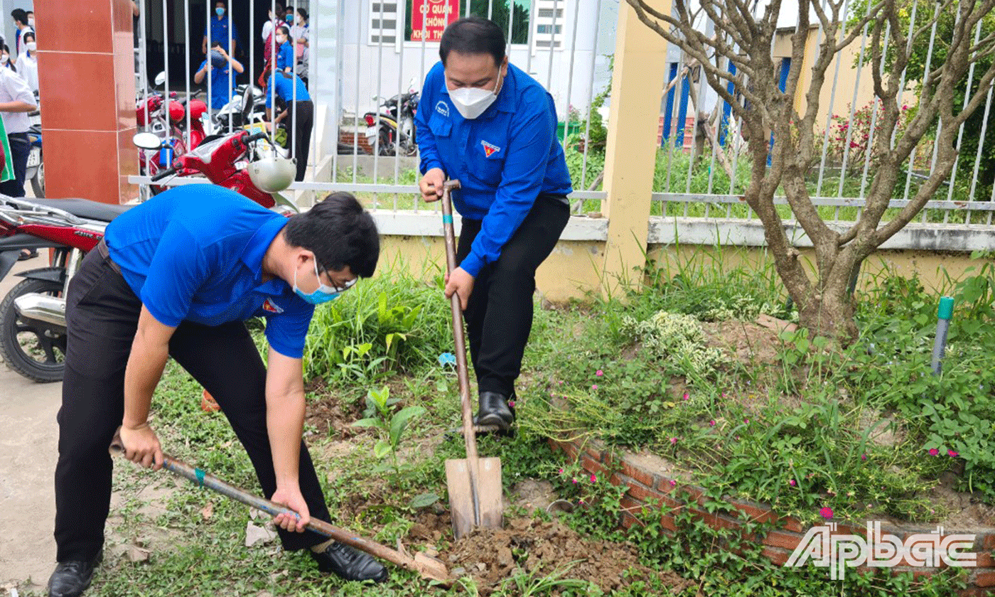 ra quân thực hiện các công trình như: Thực hiện công trình “Tuyến đường hoa thanh niên”
