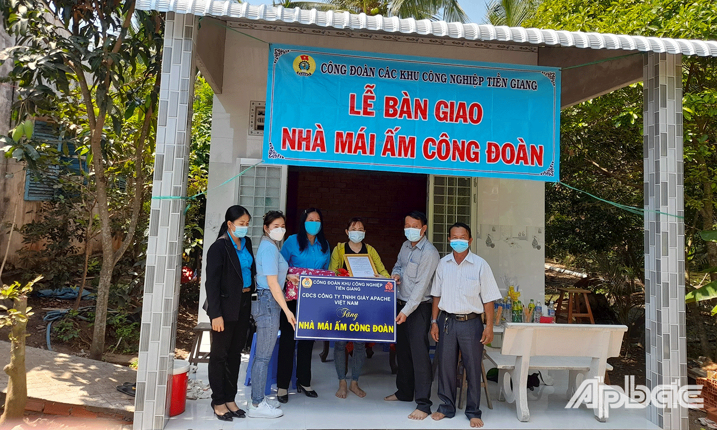 lễ bàn giao nhà Mái ấm Công đoàn cho chị Đỗ Thị Mẳng, (ấp Mỹ Hội, xã Mỹ Hạnh Đông, thị xã Cai Lậy, tỉnh Tiền Giang) là đoàn viên Công ty TNHH Giày Apache VN. 