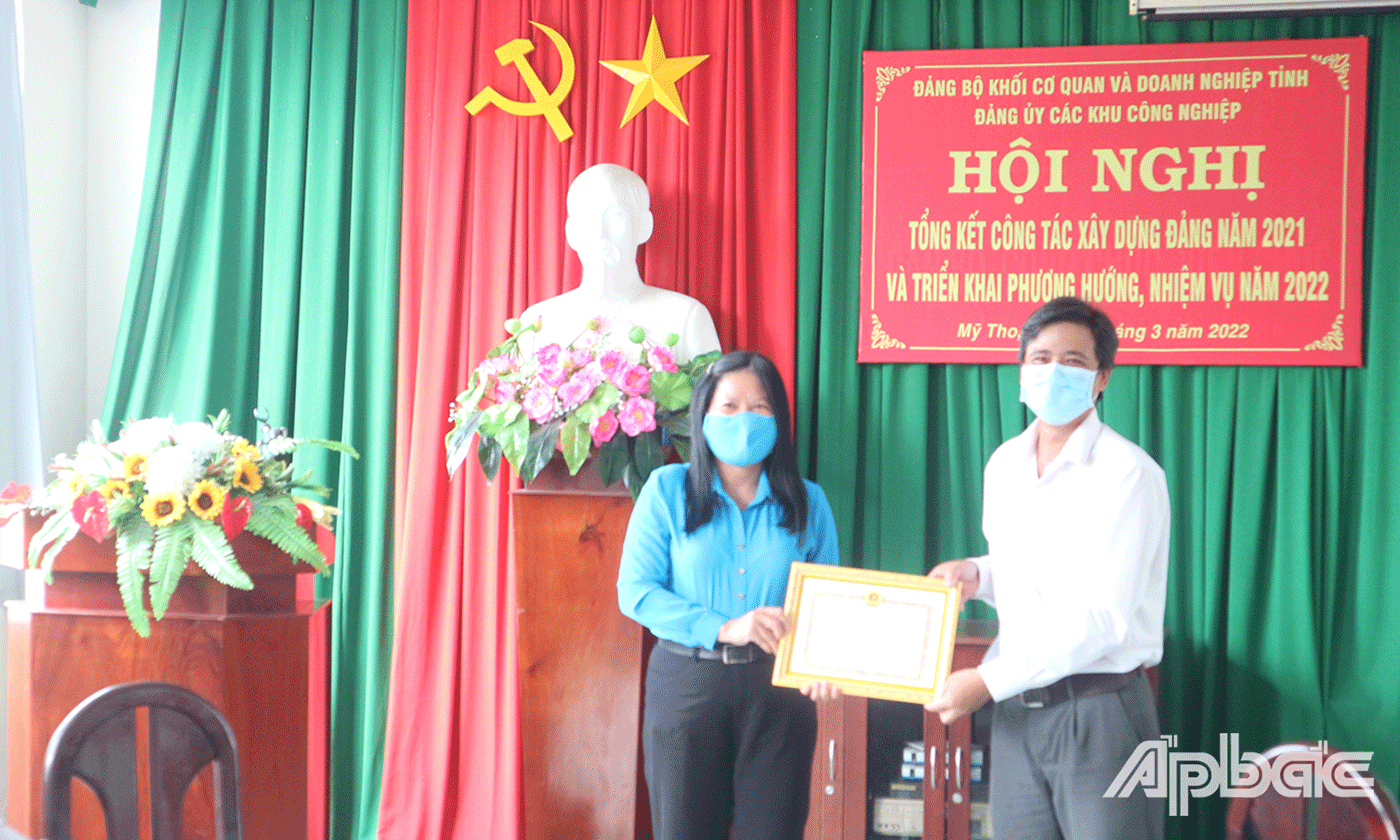 tặng Giấy khen cho Chi bộ Công đoàn các Khu công nghiệp tỉnh đã hoàn thành xuất sắc nhiệm vụ.