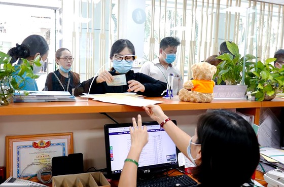 Tân sinh viên Trường Đại học Công nghiệp TPHCM  làm thủ tục học tập trung sau Tết Nguyên đán