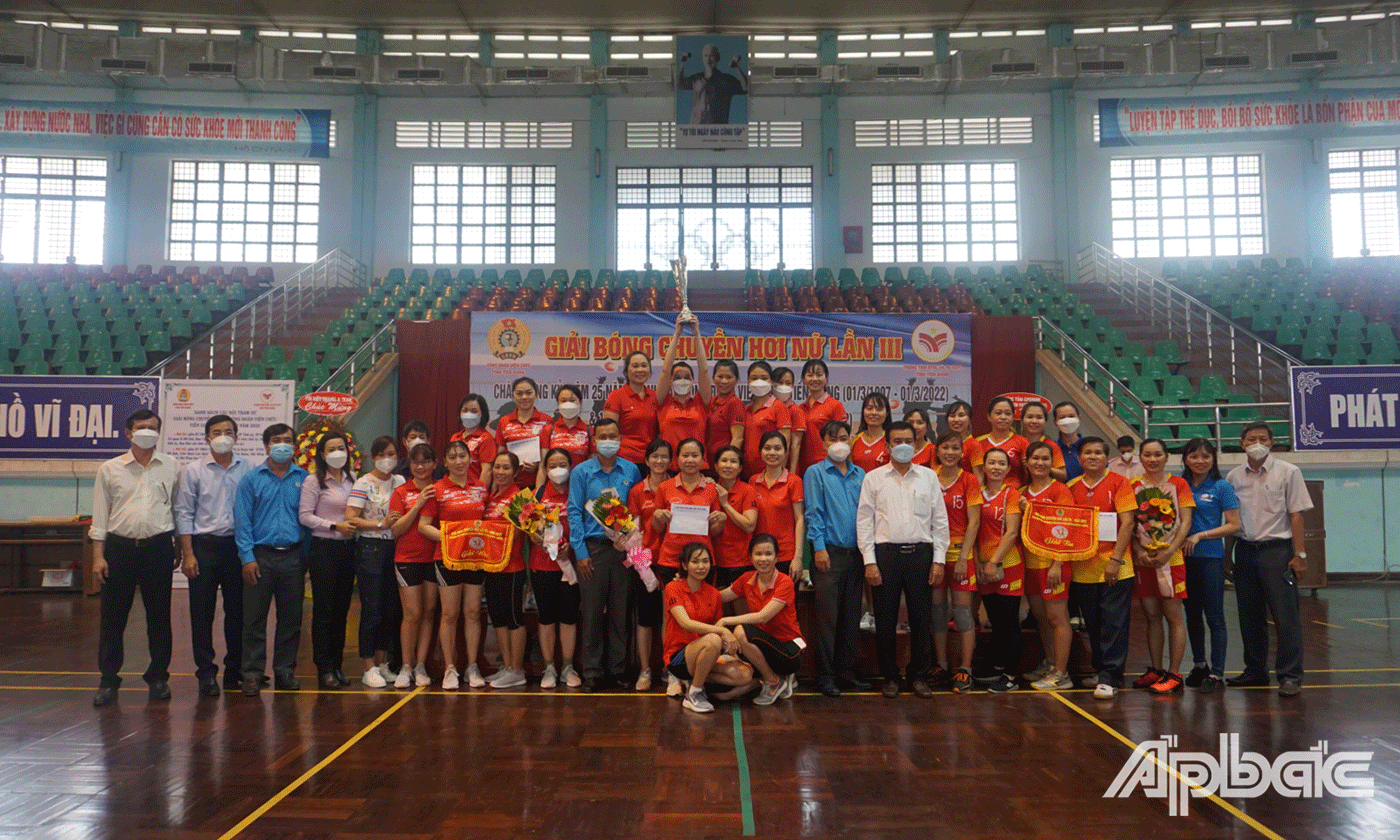 Các đội tham gia thi đấu chụp ảnh lưu niệm cùng Ban tổ chức và nhà tài trợ