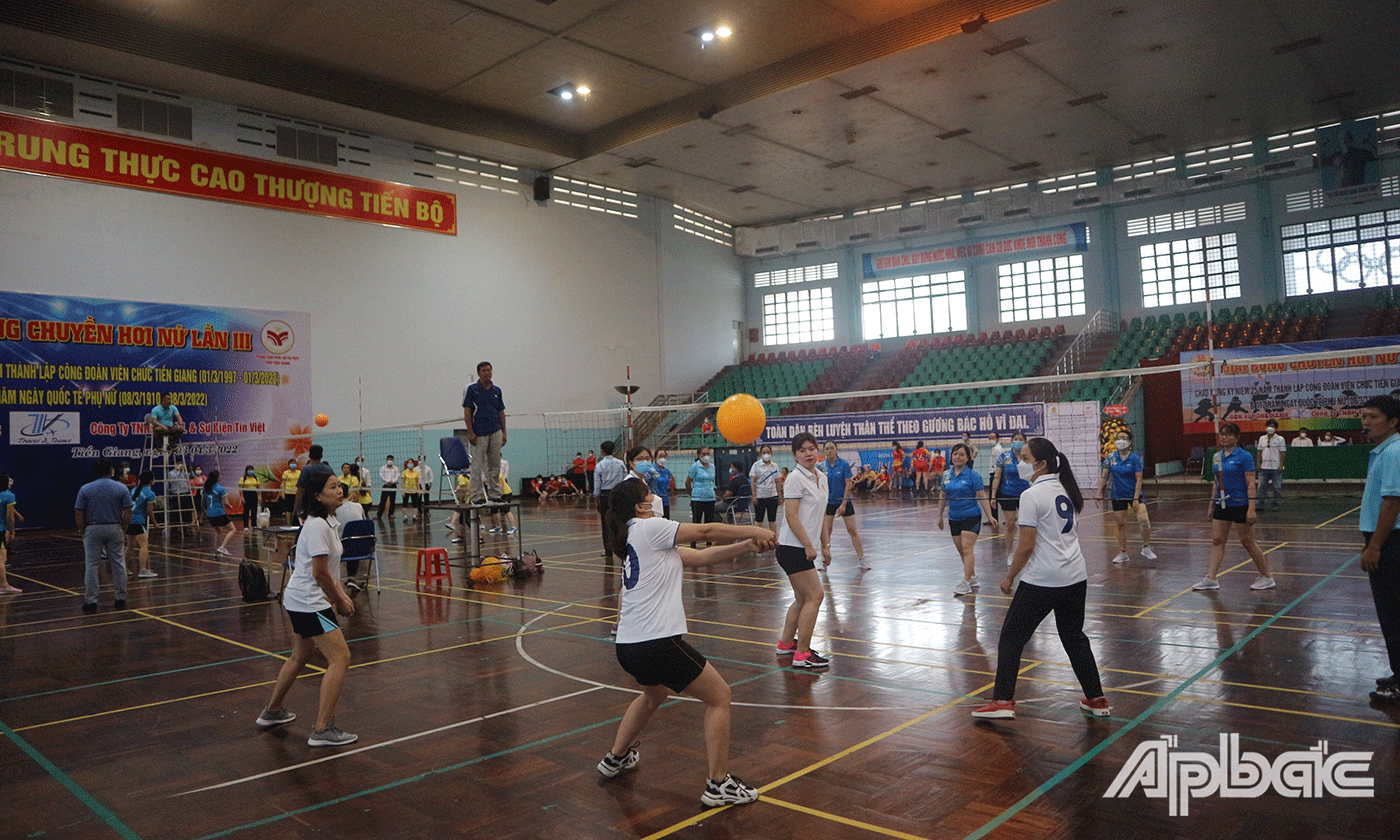 Các đội tranh tài thi đấu đầy vui tươi, sôi nổi
