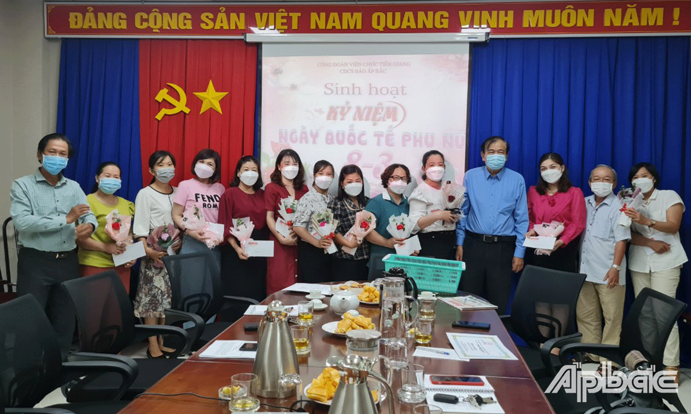Công đoàn cơ sở đã trao giấy chứng nhận phụ nữ “Giỏi việc nước-đảm việc nhà” và trao qùa chúc mừng 8-3 đến toàn thể chị em phụ nữ. 