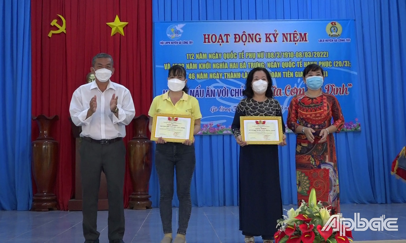 Trao giải cho các đội
