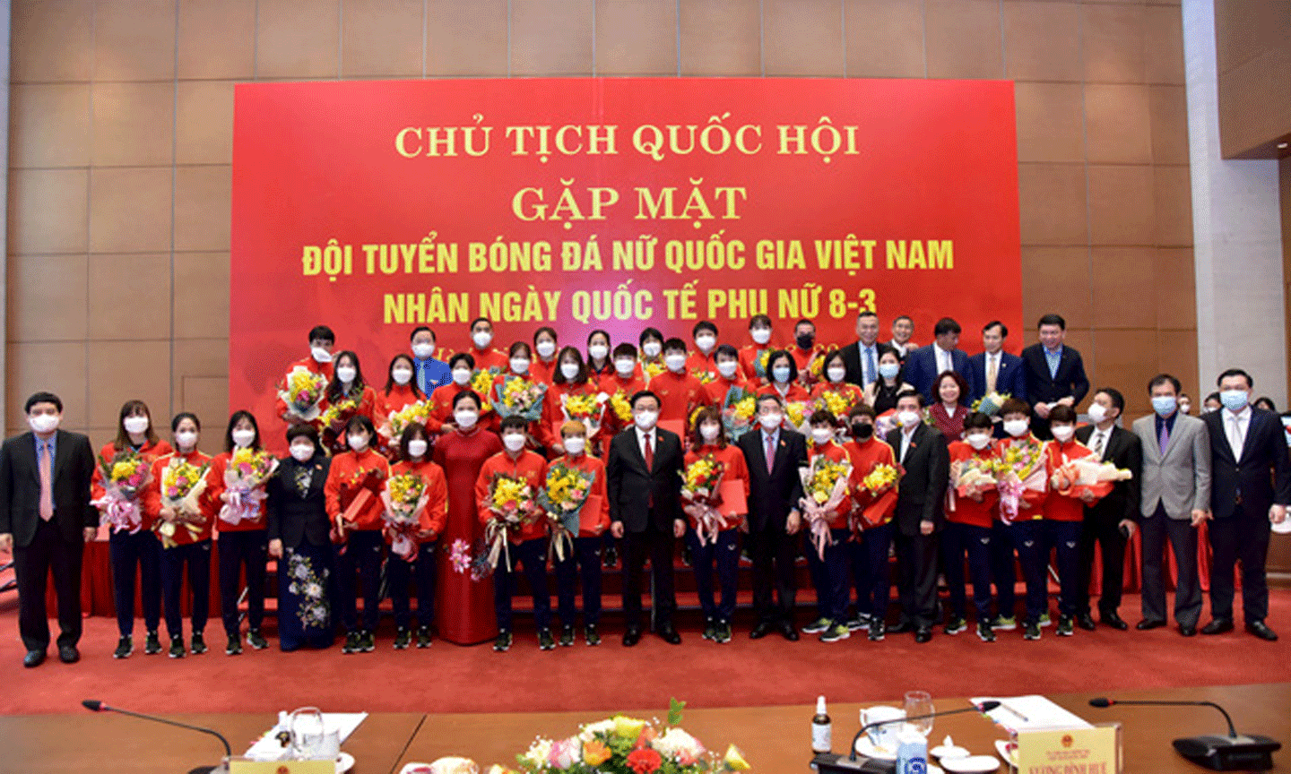 Chủ tịch Quốc hội Vương Đình Huệ, các đồng đồng chí lãnh đạo và Đội tuyển bóng đá nữ Việt Nam - Ảnh: VGP