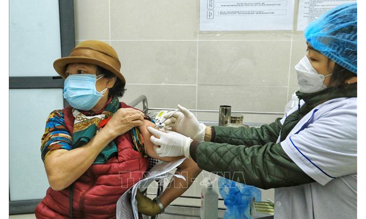 Tiêm vaccine phòng COVID-19 cho người dân. Ảnh: TTXVN.