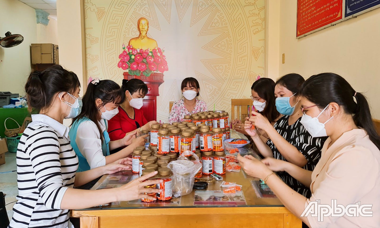 Hội LHPN huyện Chợ Gạo vận động thuốc hỗ trợ điều trị Covid-19 cho người dân.