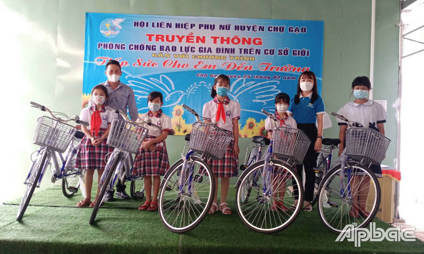 Và thường xuyên phối hợp vận động trao quà cho phụ nữ yếu thế và học sinh có hoàn cảnh khó khăn. 