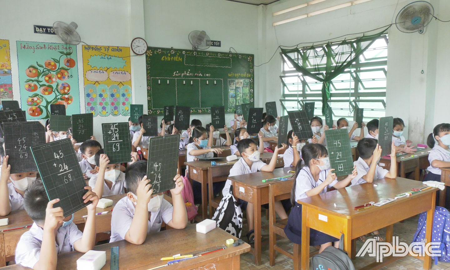 Học sinh Trường Tiểu học Phú Cường đến trường học trực tiếp.