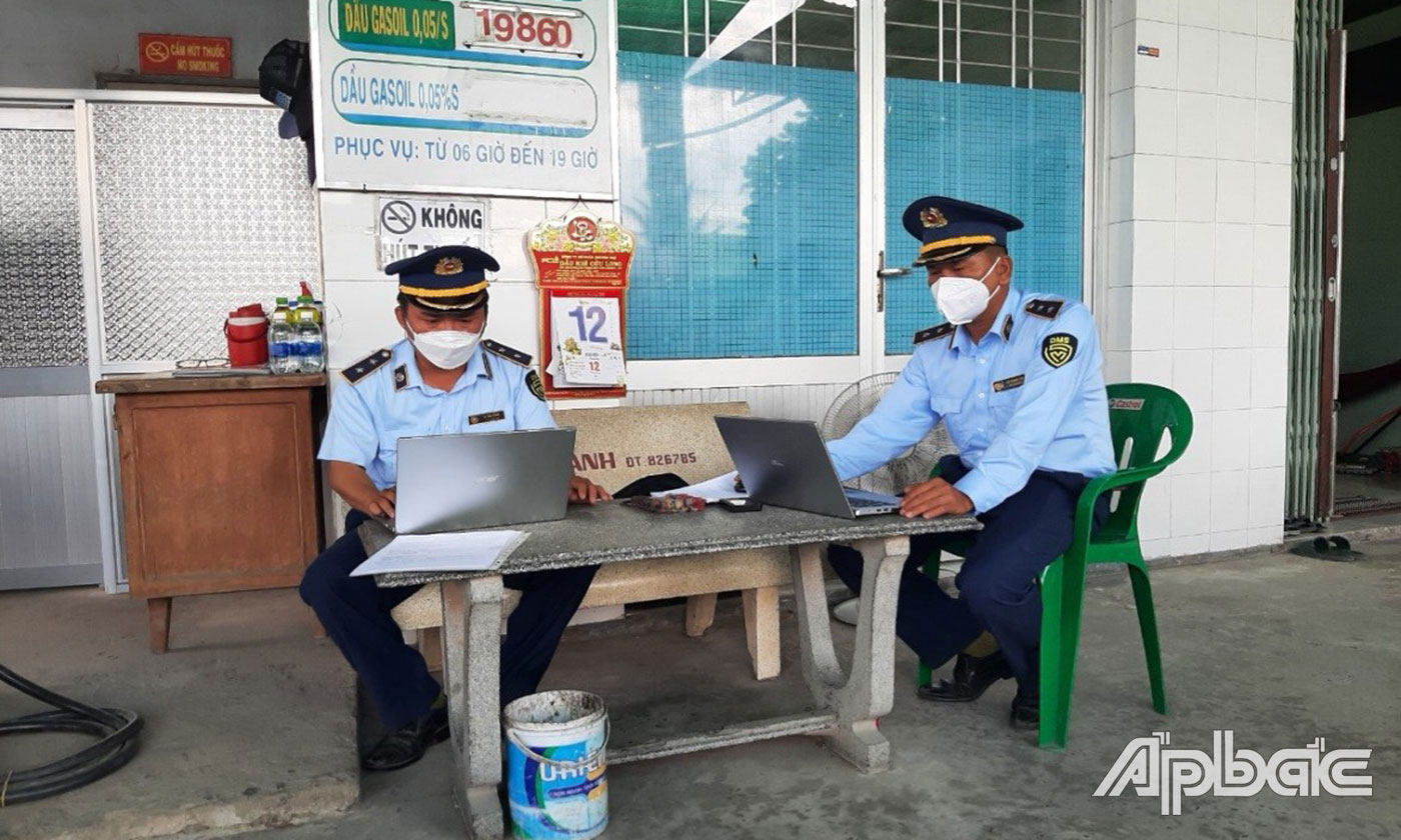 Lực lượng QLTT lập biên bản vi phạm hành chính đối với Cửa hàng bán lẻ xăng, dầu S.H.