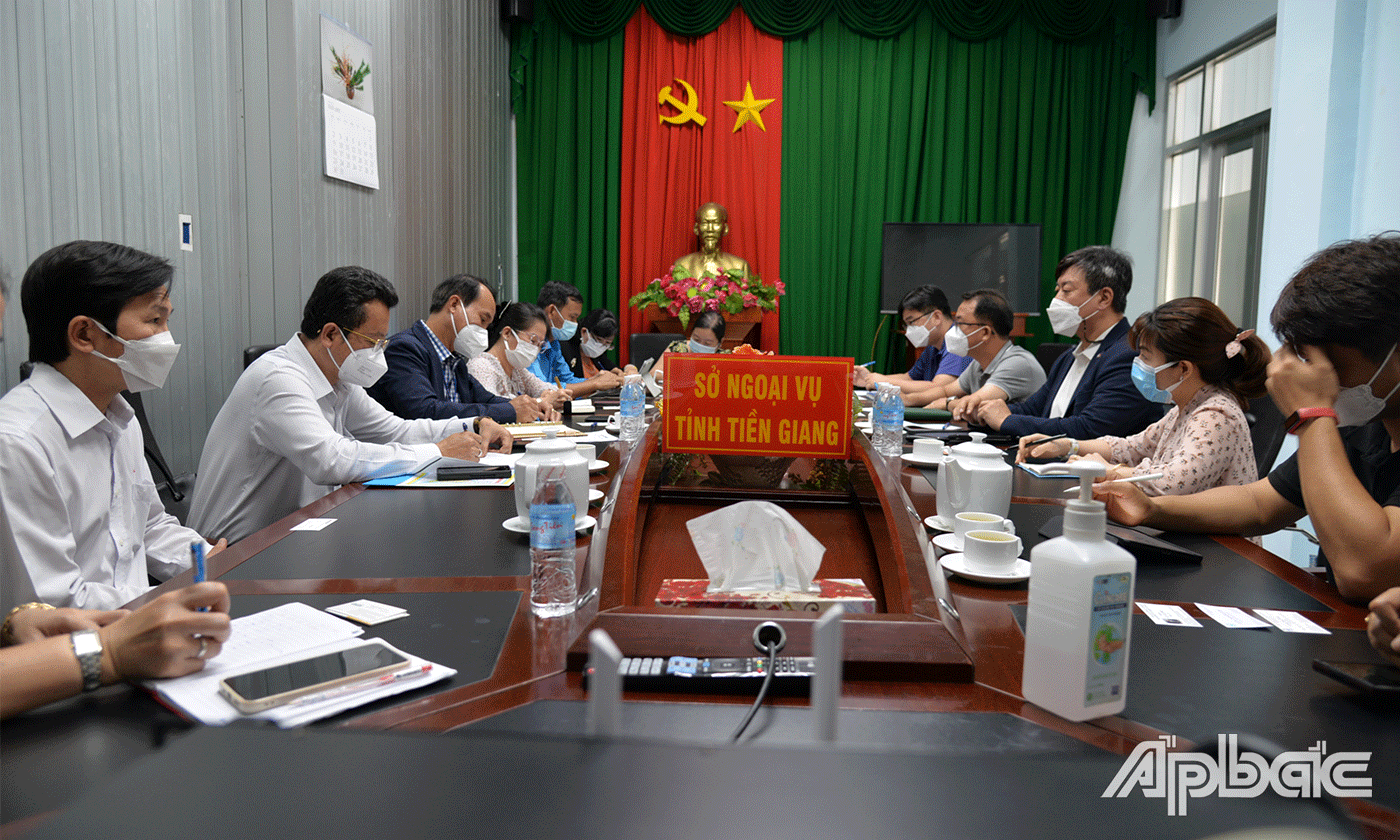Quang cảnh buổi làm việc giữa các sở, ngành tỉnh và Hiệp Hội thương mại và Công nghiệp Hàn Quốc, doanh nghiệp Hàn Quốc tại Khu Công nghiệp Tân Hương.