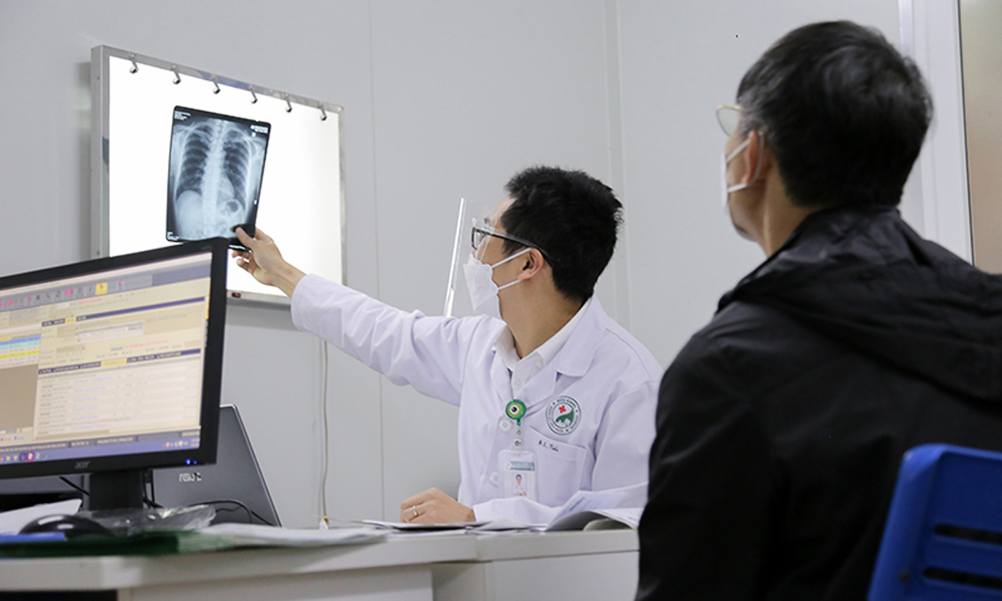 Bác sĩ Đinh Thế Tiến khám cho bệnh nhân hậu Covid-19.