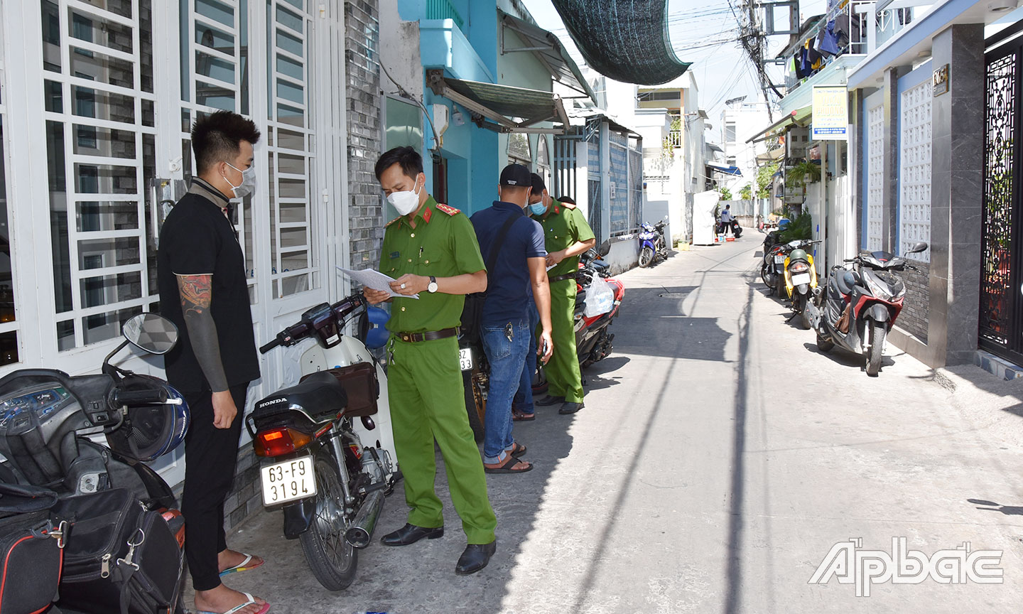 Công an TP. Mỹ Tho điều tra tại hiện trường. Ảnh: Thanh Việt.