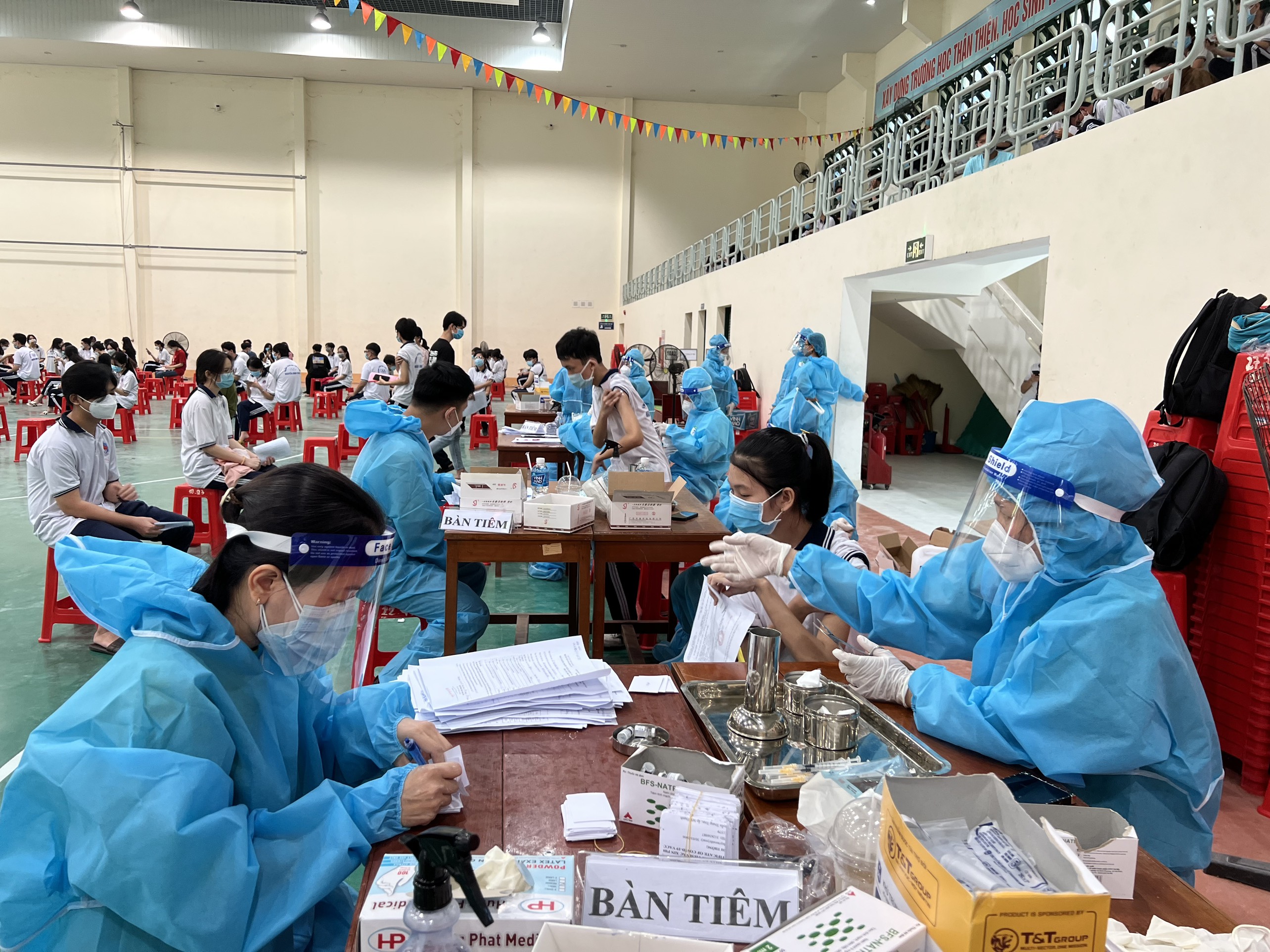 Số ca test nhanh có kết quả dương tính với SARS-CoV-2 tăng trong trường học tuy nhiên hầu hết đều có triệu chứng nhẹ hoặc không có triệu chứng nên tiêm vắc xin được xem là giải pháp hữu hiệu