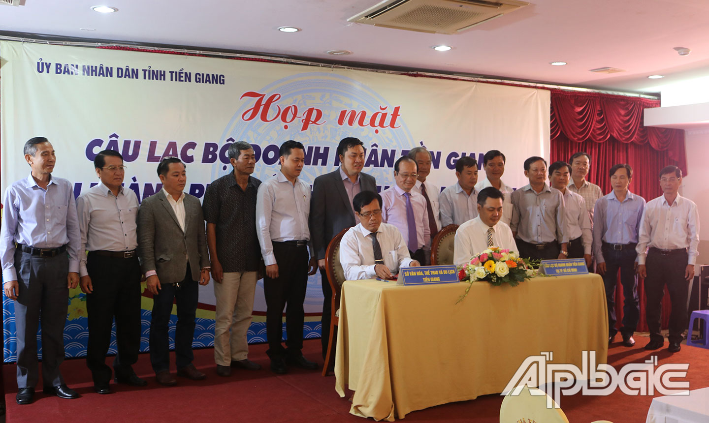 Giám đốc Sở Văn hóa, Thể thao và Du lịch Tiền Giang Nguyễn Đức Đảm (ngồi, bên trái) và Chủ tịch TGB Dương Công Đức ký kết văn bản ghi nhớ hỗ trợ phát triển bóng đá Tiền Giang vào năm 2018. Ảnh: C. THẮNG