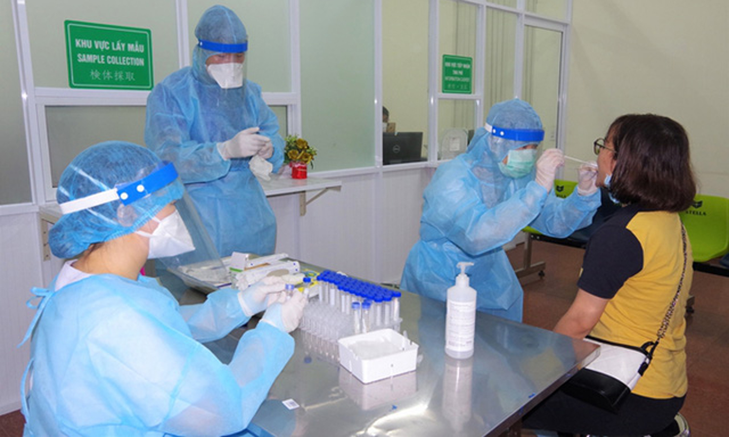 Các cơ sở y tế phải thực hiện việc xây dựng, quyết định mức giá và kê khai, công bố công khai giá dịch vụ xét nghiệm COVID-19 theo quy định của pháp luật về giá