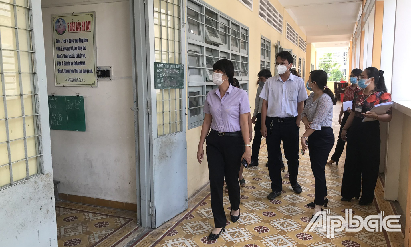 Đồng chí Lê Thị Bé Phượng, Phó Chủ tịch UBND TP. Mỹ Tho cùng đoàn công tác kiểm tra tại Trường THCS Xuân Diệu.