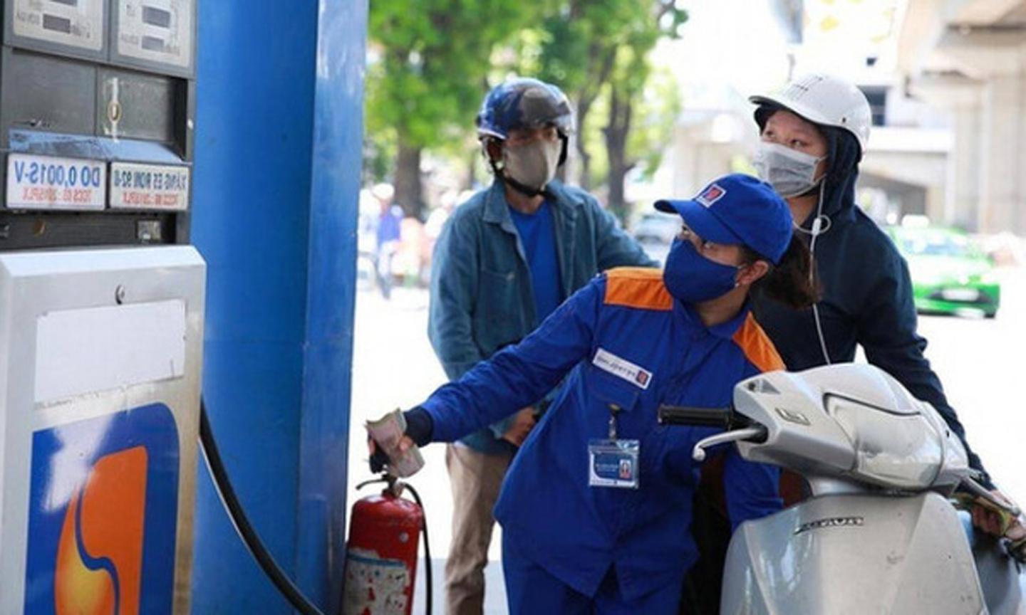Giám sát chặt chẽ việc bán xăng dầu, bảo đảm việc bán hàng của các doanh nghiệp kinh doanh xăng dầu không bị gián đoạn.