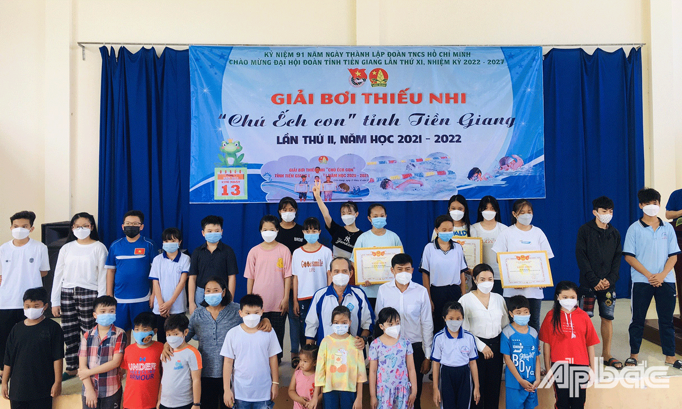 Ban Tổ chức đã trao 8 giải Nhất, 8 giải Nhì, 8 giải Ba và các giải Khuyến khích cho các vận động viên xuất sắc đạt thành tích cao tại Giải bơi.