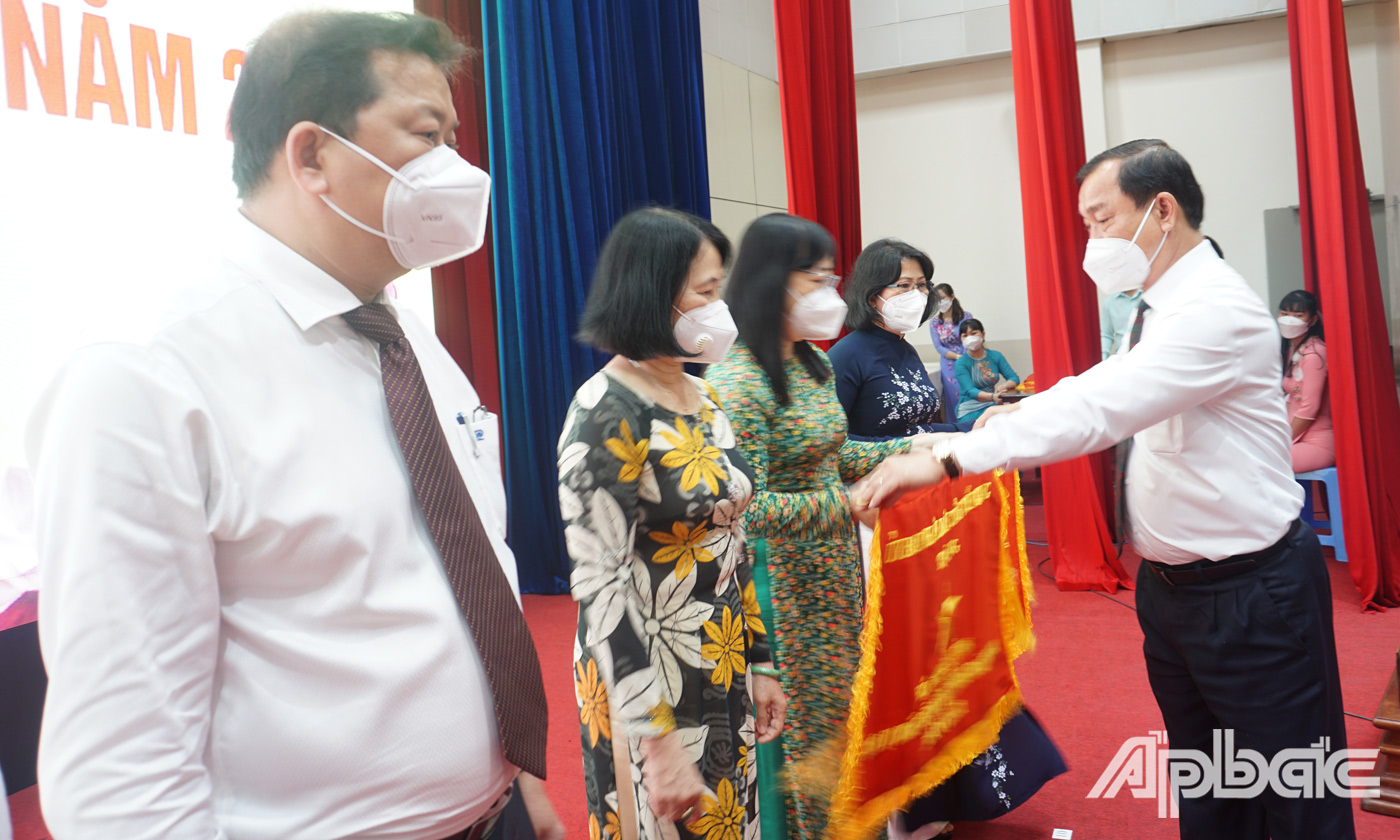 Đồng chí Nguyễn Văn Vĩnh trao nhiều Cờ thi đua xuất sắc của UBND tỉnh cho các tập thể là đơn vị dẫn đầu trong phong trào TĐYN năm 2021. 