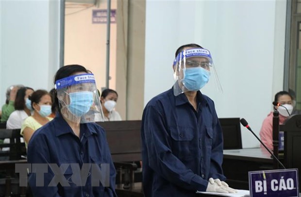 Hai bị cáo Tôn Nữ Thể Trang (trái) và Nguyễn Xuân Tĩnh tại phiên tòa xét xử. (Ảnh: Tiên Minh/TTXVN)