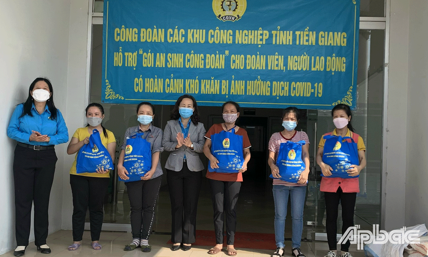 đoàn viên và người lao động gặp khó khăn do ảnh hưởng của dịch Covid-19 nhận túi an sinh