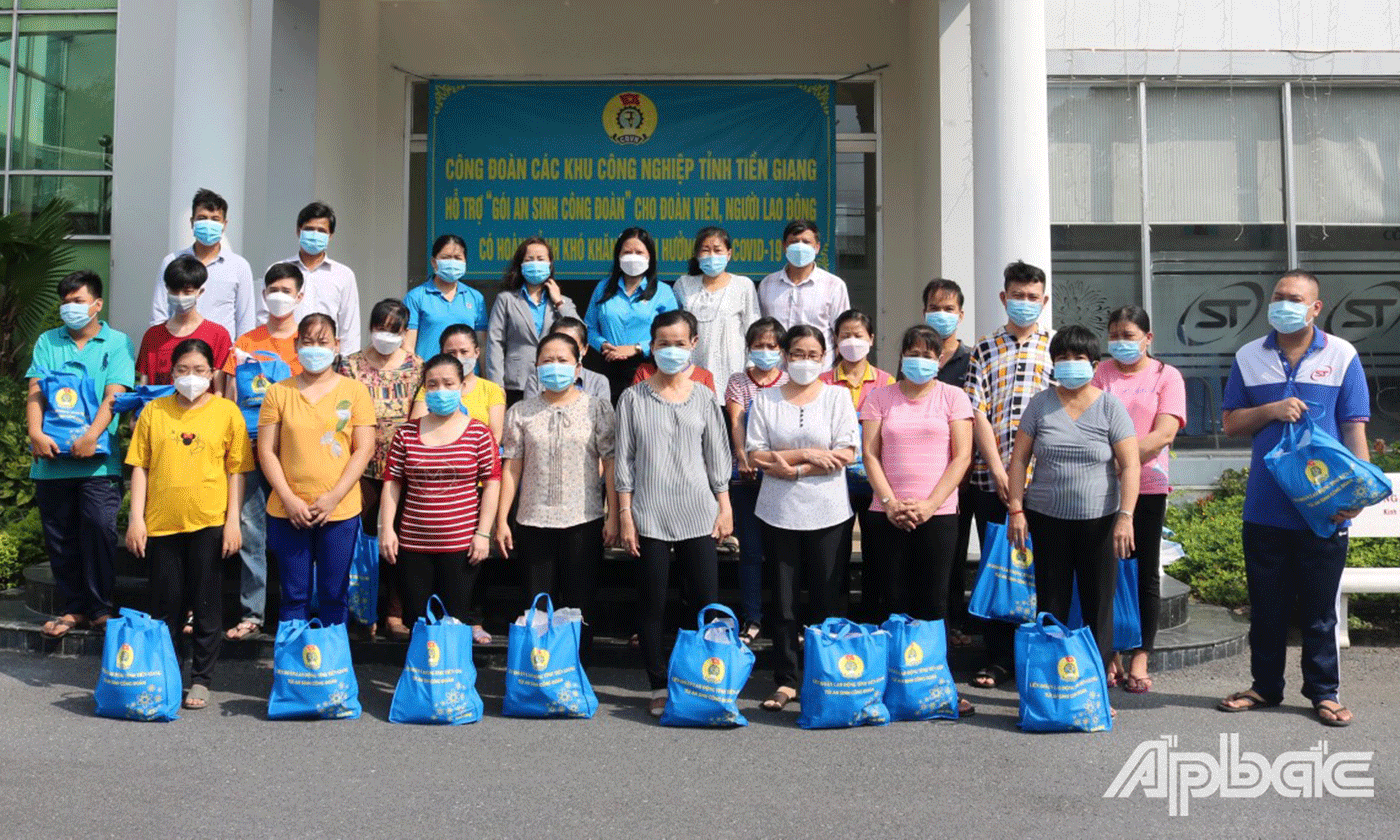 thể hiện sự quan tâm, chăm lo đời sống vật chất, tinh thần cho đoàn viên, người lao động