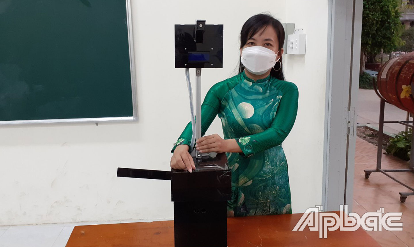 Trần Thị Thùy Trang bên thiết bị kiểm tra phòng, chống dịch Covid-19 tích hợp chức năng 3 trong 1 