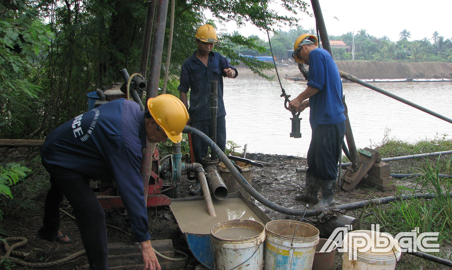 Nhóm nghiên cứu khoan khảo sát dọc kinh Chợ Gạo.