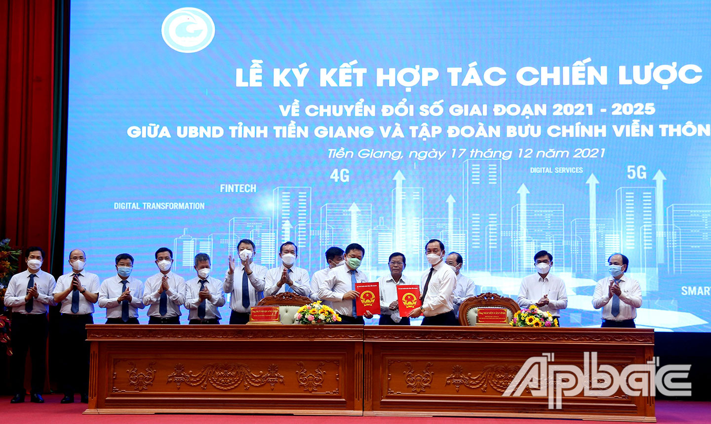 UBND tỉnh Tiền Giang và Tập đoàn Bưu chính Viễn thông Việt Nam ký kết thỏa thuận hợp tác chiến lược về chuyển đổi số tỉnh Tiền Giang giai đoạn 2021 - 2025. Ảnh: LÊ MINH