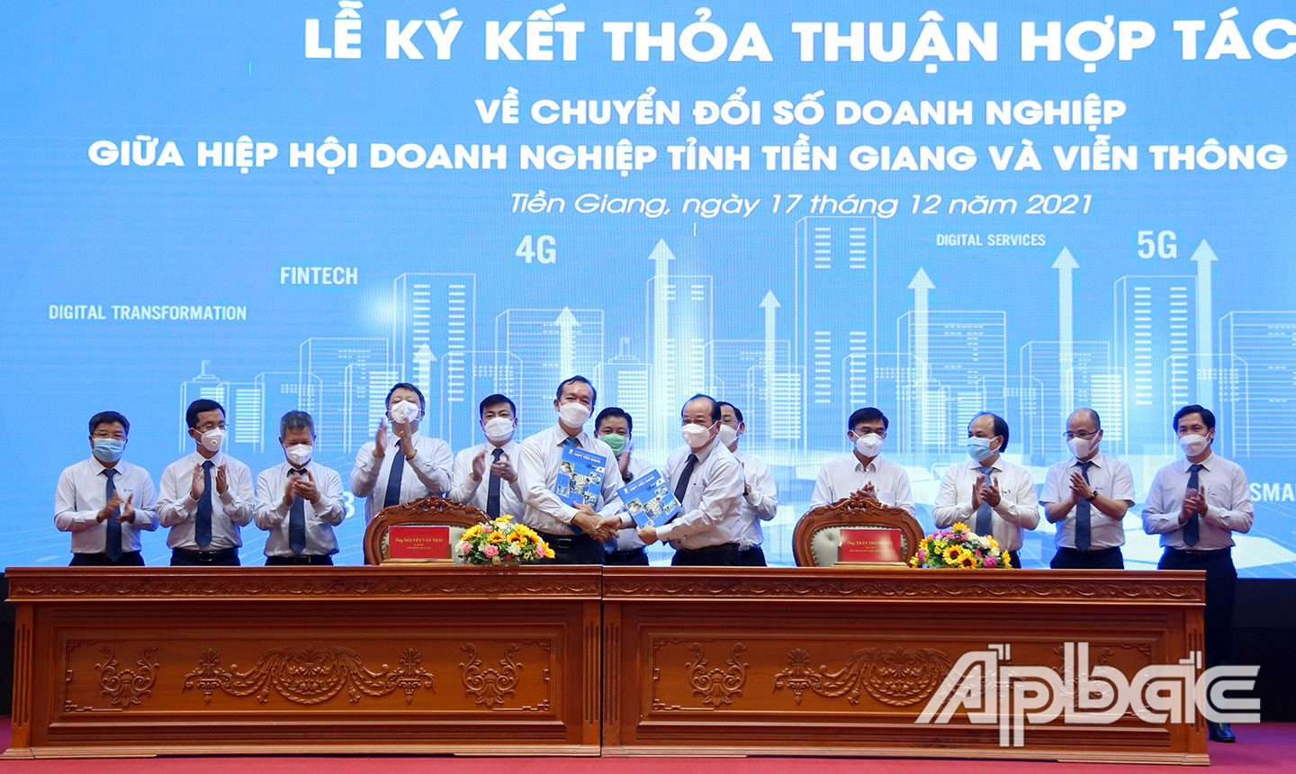 Hiệp hội Doanh nghiệp tỉnh Tiền Giang và Viễn thông Tiền Giang ký kết thỏa thuận hợp tác về chuyển đổi số doanh nghiệp. Ảnh: LÊ MINH 			