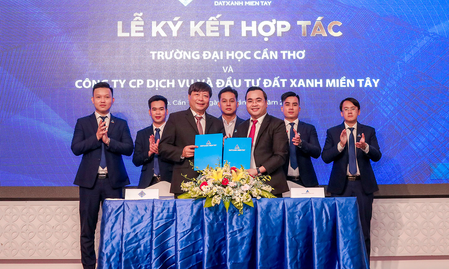 Đại diện Đất Xanh Miền Tây ký kết với đại diện Trường ĐH Cần Thơ.