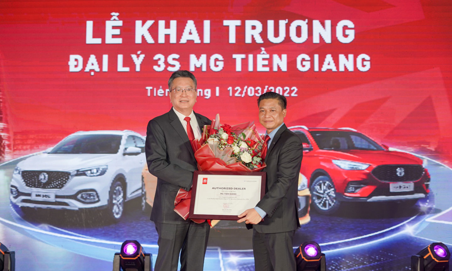 Ông Teh Kim Hwa trao giấy Chứng nhận đại lý cho ông Trần Tiến Đạt - Chủ tịch HĐQT Vina Sài Gòn - Chủ đầu tư MG Tiền Giang.