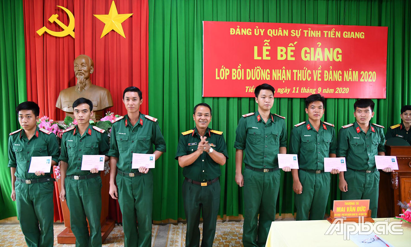 Đảng ủy, Bộ CHQS tỉnh chú trọng công tác bồi dưỡng nhận thức về Đảng cho đoàn viên ưu tú.