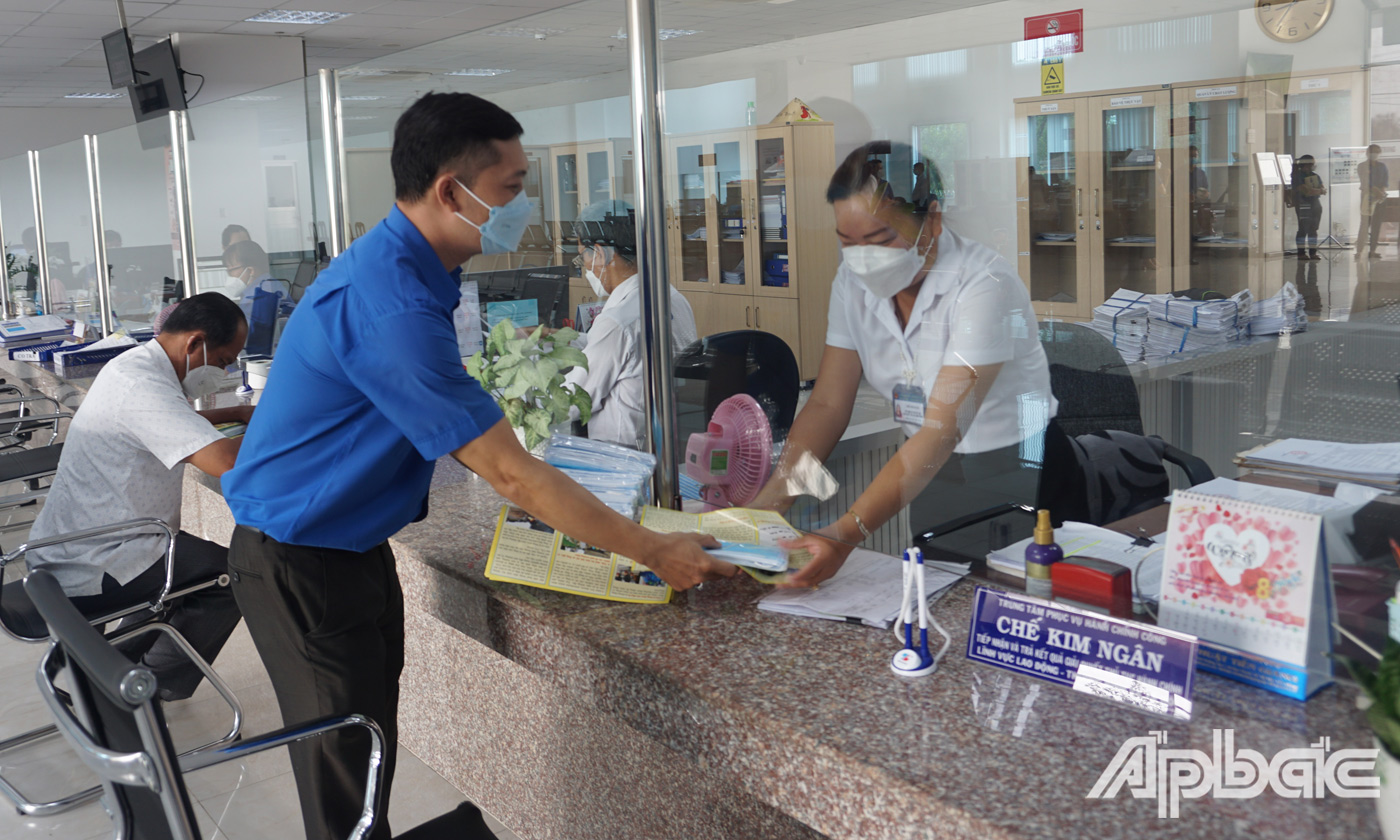 Đoàn viên, Thanh niên của cơ sở Đoàn Cụm 5 phát khẩu trang y tế và tờ rơi tuyên truyền biến đổi khí hậu, bảo vệ môi trường