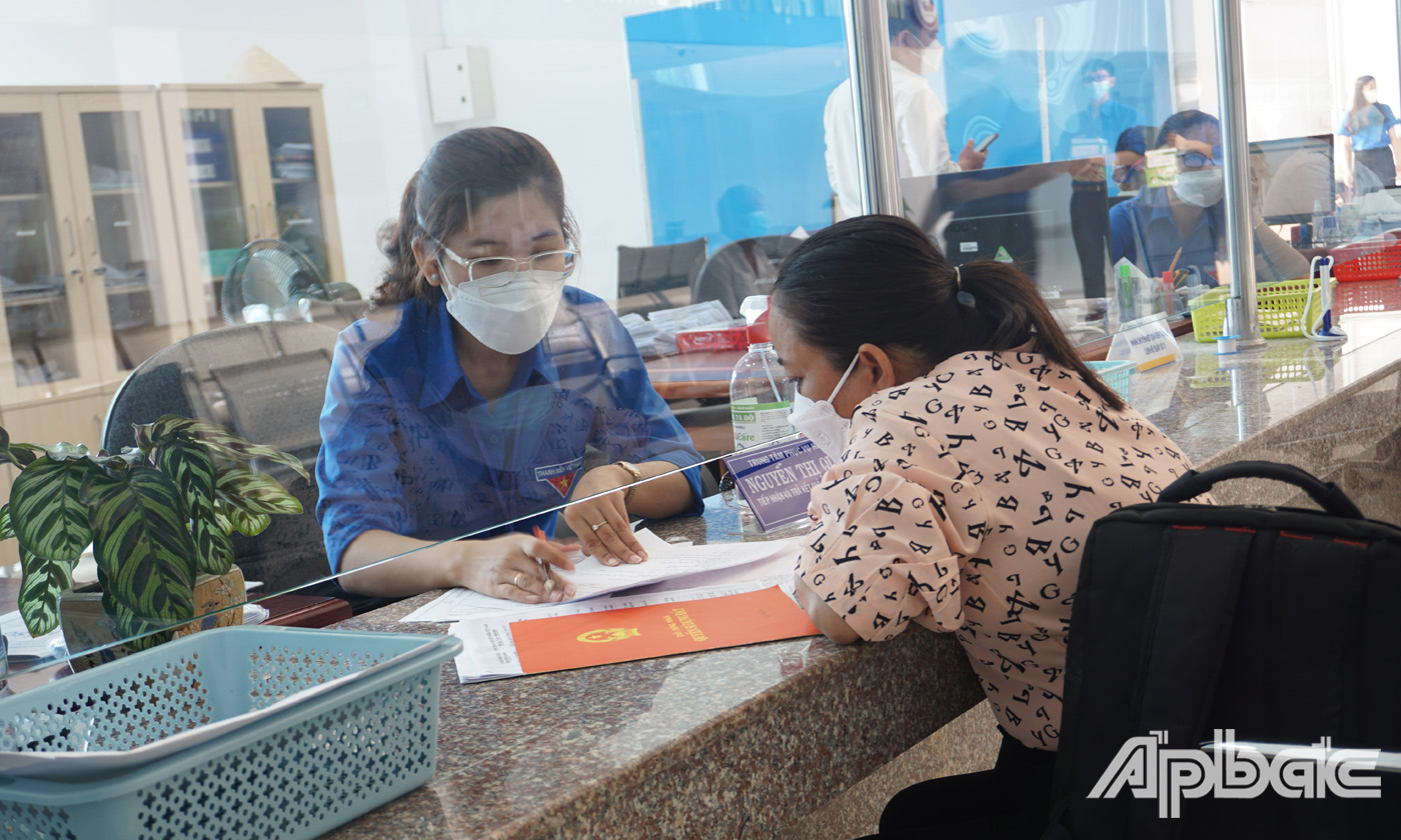 Đoàn viên, Thanh niên của cơ sở Đoàn Cụm 5 tư vấn pháp lý, giải quyết thủ tục hành chính cho nhân dân tại Trung tâm Phục vụ hành chính công tỉnh Tiền Giang.