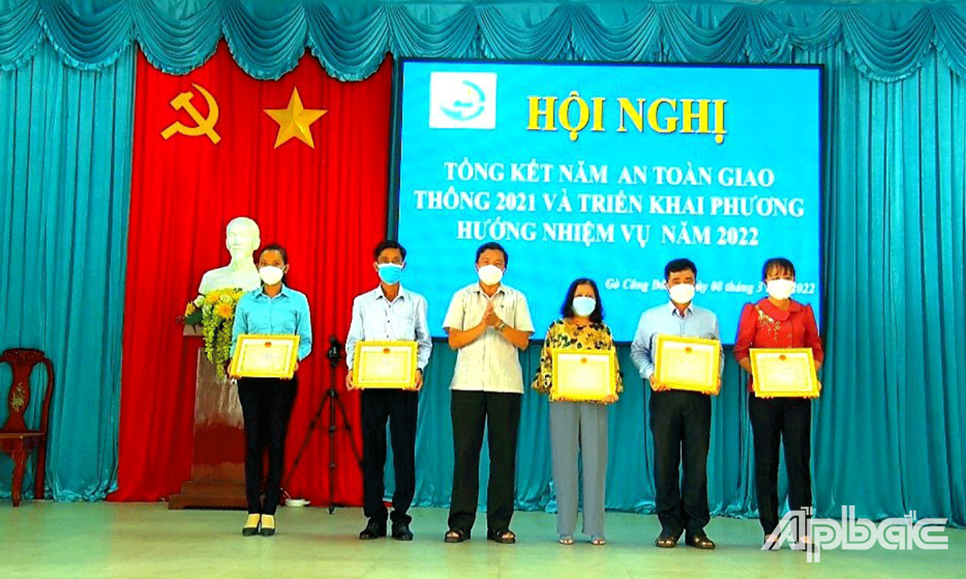 Chủ tịch UBND huyện Gò Công Đông tặng 05 giấy khen cho  tập thể và cá nhân hoàn thành tốt chuyên đề thi đua đảm bảo TTATGT năm 2021