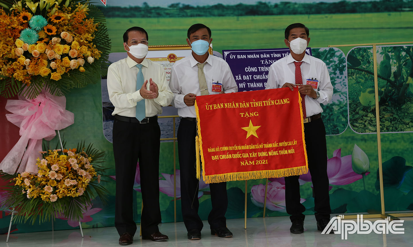 Đồng chí Phạm Văn Trọng trao Cờ thi đua của UBND tỉnh cho xã Mỹ Thành Bắc.