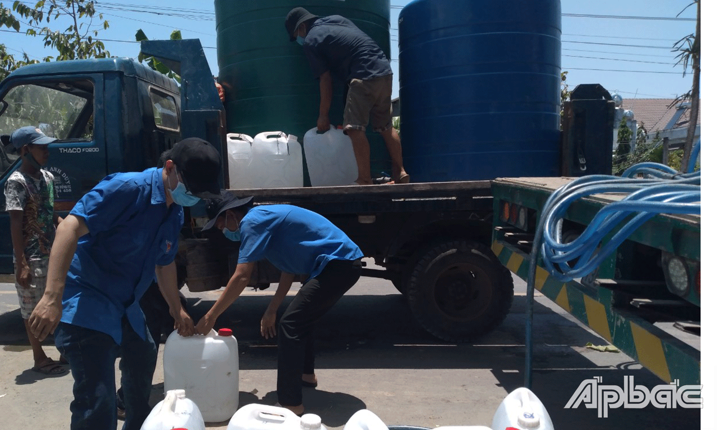 Phối hợp vận động vận chuyển nước ngọt cho người dân trong phòng, chống hạn mặn.